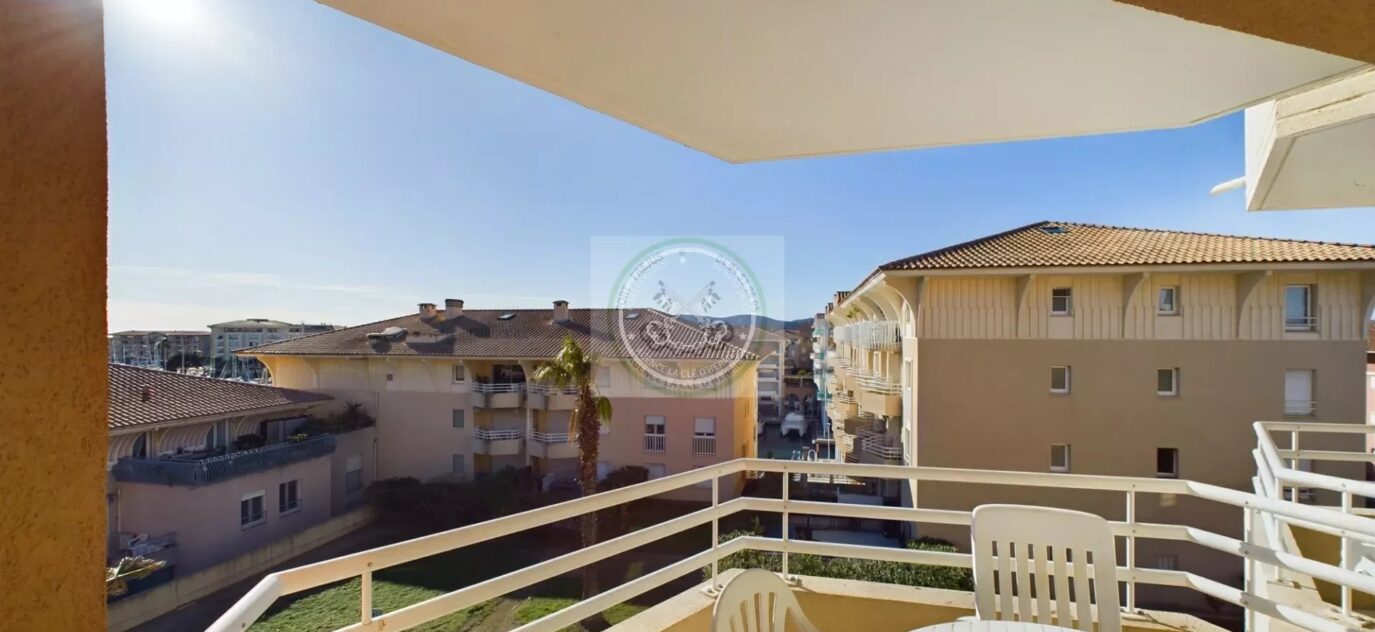 Port Fréjus – Très joli T2 avec terrasse et parking couvert – 2 pièces – 1 chambre – NR voyageurs – 28 m²