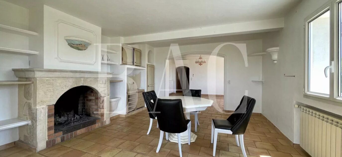Saint-Paul-de-Vence, villa au calme avec vue panoramique. – 7 pièces – 3 chambres – 14 voyageurs – 350 m²