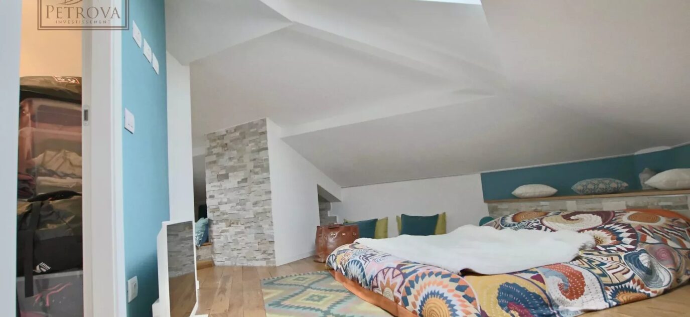 Nice bas Cimiez: Duplex atypique de 97 m2 – Terrasse & Garage – 4 pièces – 2 chambres – NR voyageurs – 97 m²