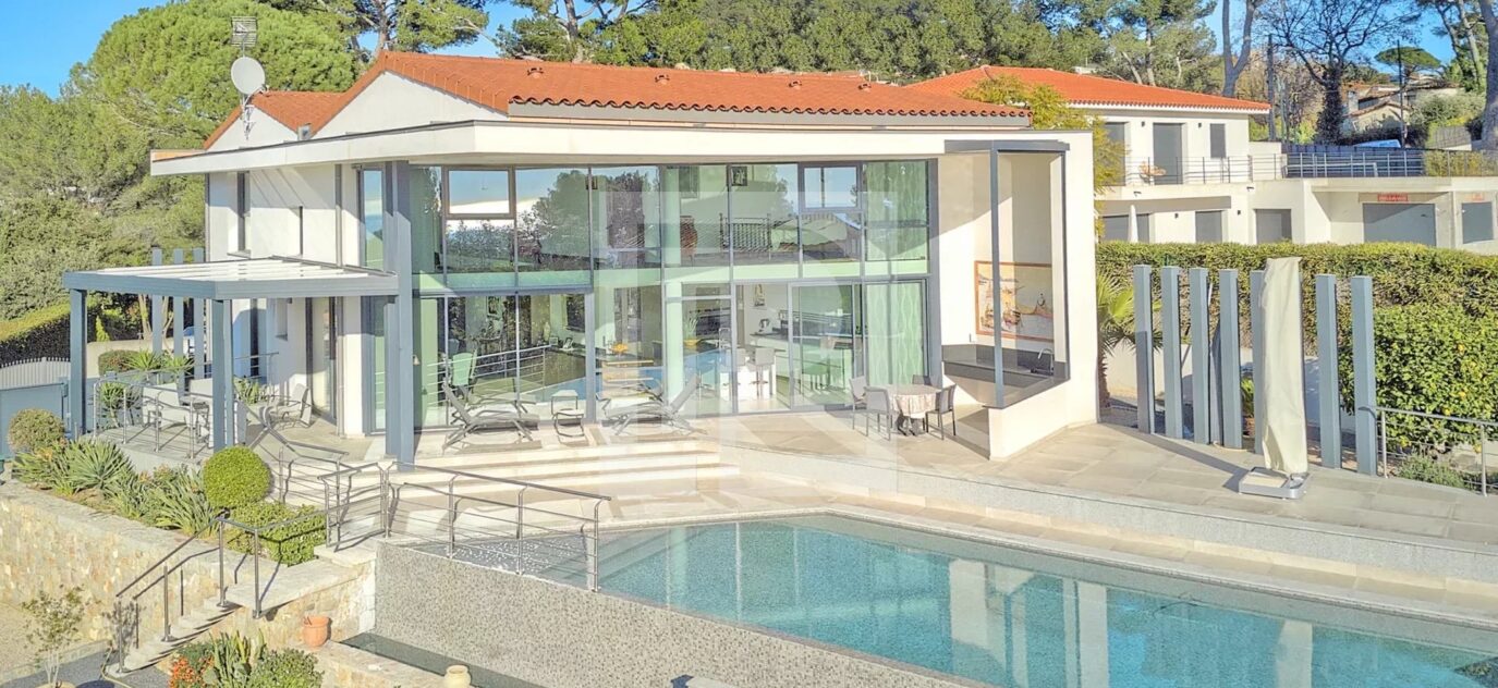 Villa contemporaine située à 10 minutes de la vie Cannoise – 5 pièces – 3 chambres – 6 voyageurs – 212 m²