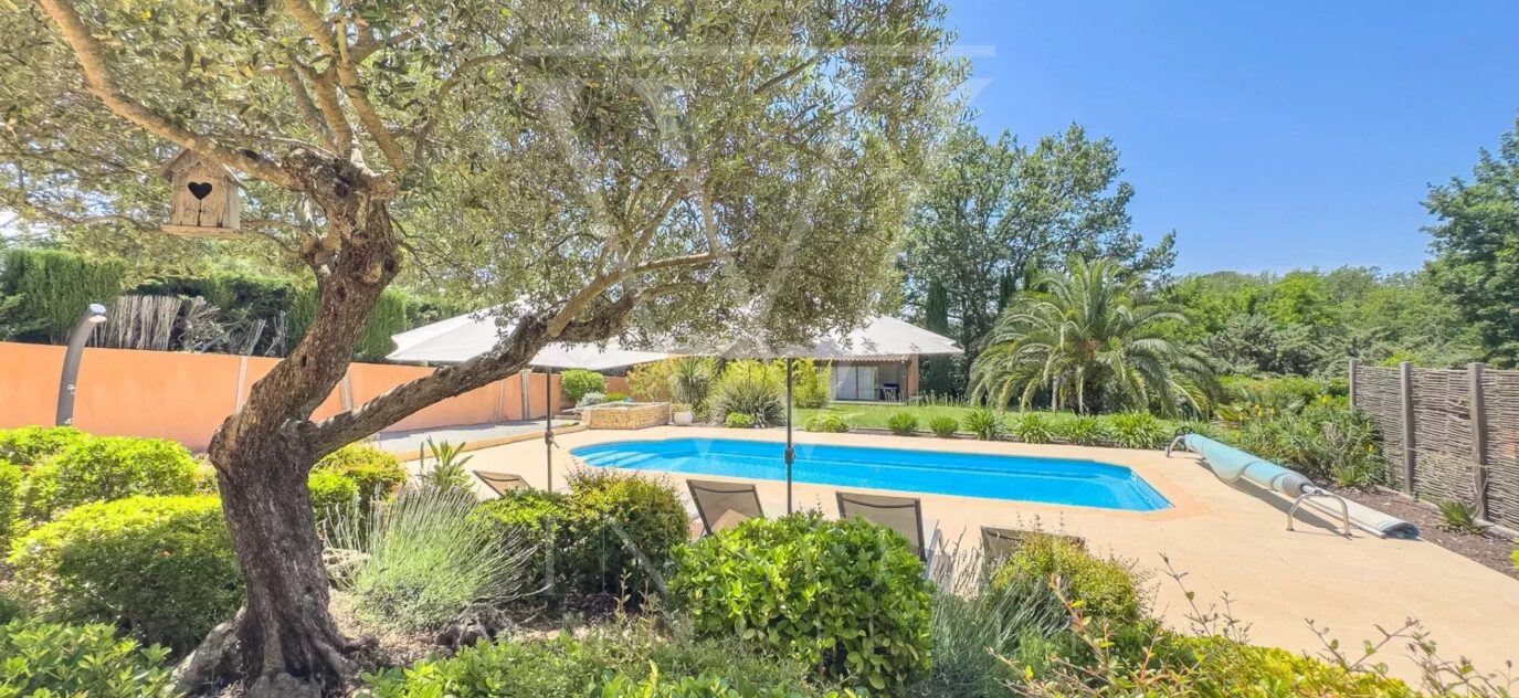 Villa avec piscine jardin et terrain constructible – 8 pièces – 7 chambres – NR voyageurs – 260 m²