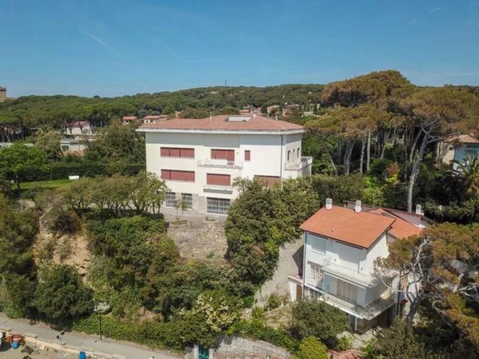 Très belle villa située à Castiglioncello, près de Livourne avec accès à la mer – 10 pièces – 7 chambres – 750 m²