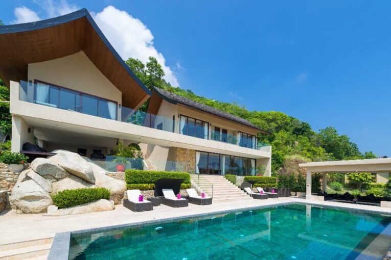 Splendide villa située sur un magnifique terrain à flanc de colline – 6 pièces – 5 chambres – 752 m²