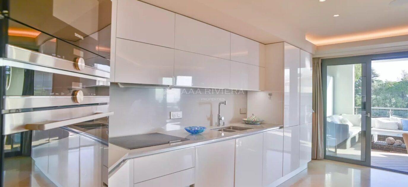 CAP D’ANTIBES- Appartement avec vue mer dans résidence d’exception – 3 pièces – 2 chambres – 14 voyageurs – 83 m²