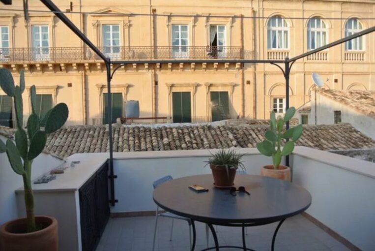 Sicile – Ville de Noto à proximité de Syracuse – Appartement de 80m² avec 2 chambres et terrasse – 3 pièces – NR chambres – 80 m²