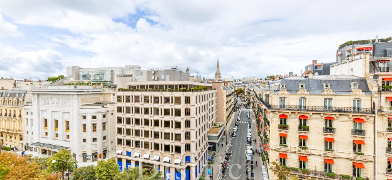 Situation exceptionnelle Avenue Montaigne face au Plaza Athénée! Parking dans l’immeuble. – 2 pièces – 1 chambre – 68 m²