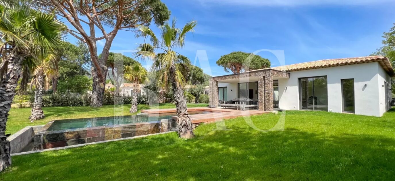 Grimaud, magnifique villa neuve proche de Saint-Tropez. – 5 pièces – 4 chambres – 14 voyageurs – 160 m²