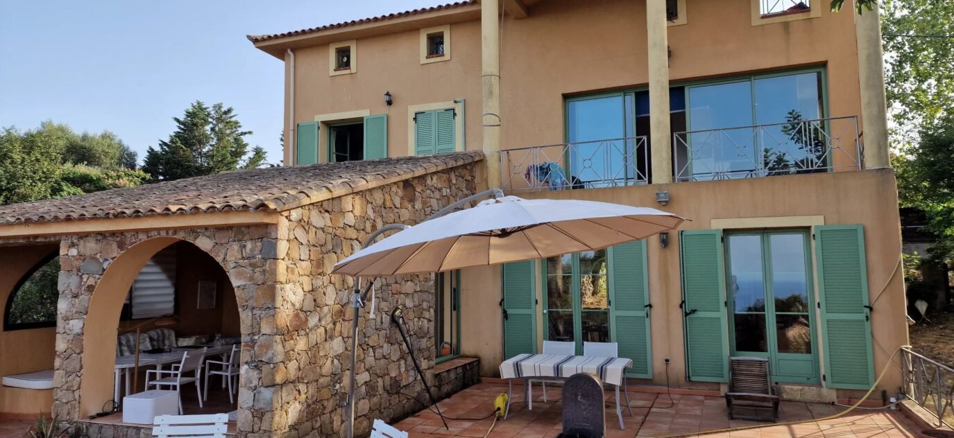 Belle Villa face Mer à Tarco en Corse du Sud – – 7 pièces – NR chambres