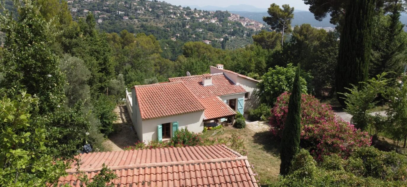 Jolie villa , avec vue panoramique sur le village – 5 pièces – 3 chambres – NR voyageurs – 100 m²