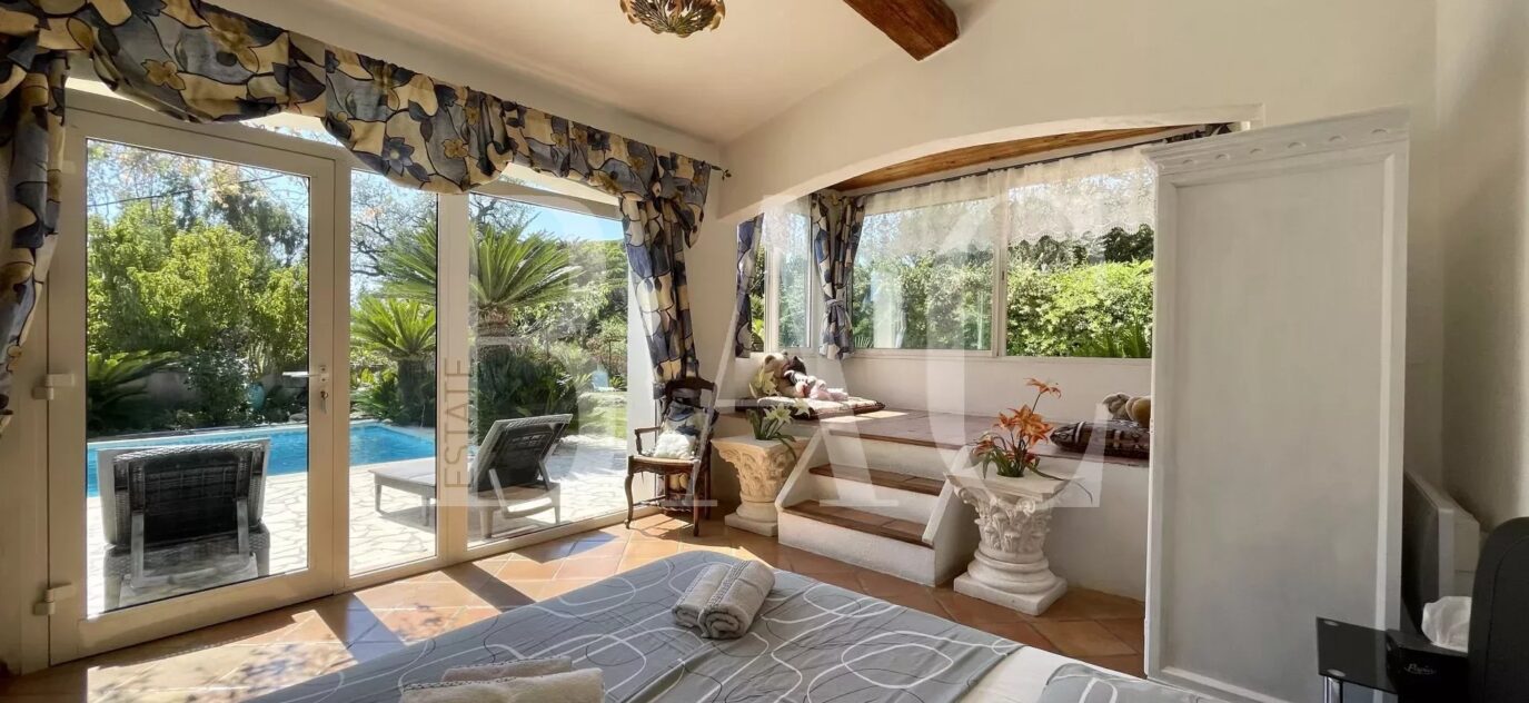 Sainte-Maxime, quartier de la Nartelle, jolie petite villa à 150 mètres de la mer – 5 pièces – 3 chambres – 14 voyageurs – 134 m²