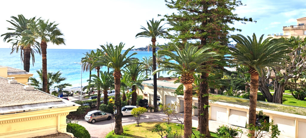 Palace bord de mer centre ville Menton – 2 pièces – 1 chambre – 96 m²