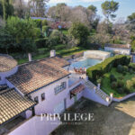 Maison de charme avec piscine et jardin luxuriant à Grasse – 6 pièces – 4 chambres – 220 m²