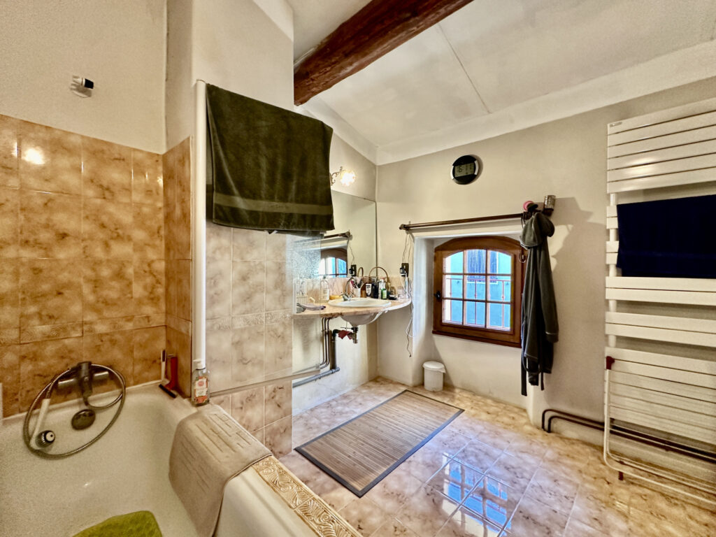 Grande maison de village avec accès à la rivière – 8 pièces – 3 chambres – 168 m²