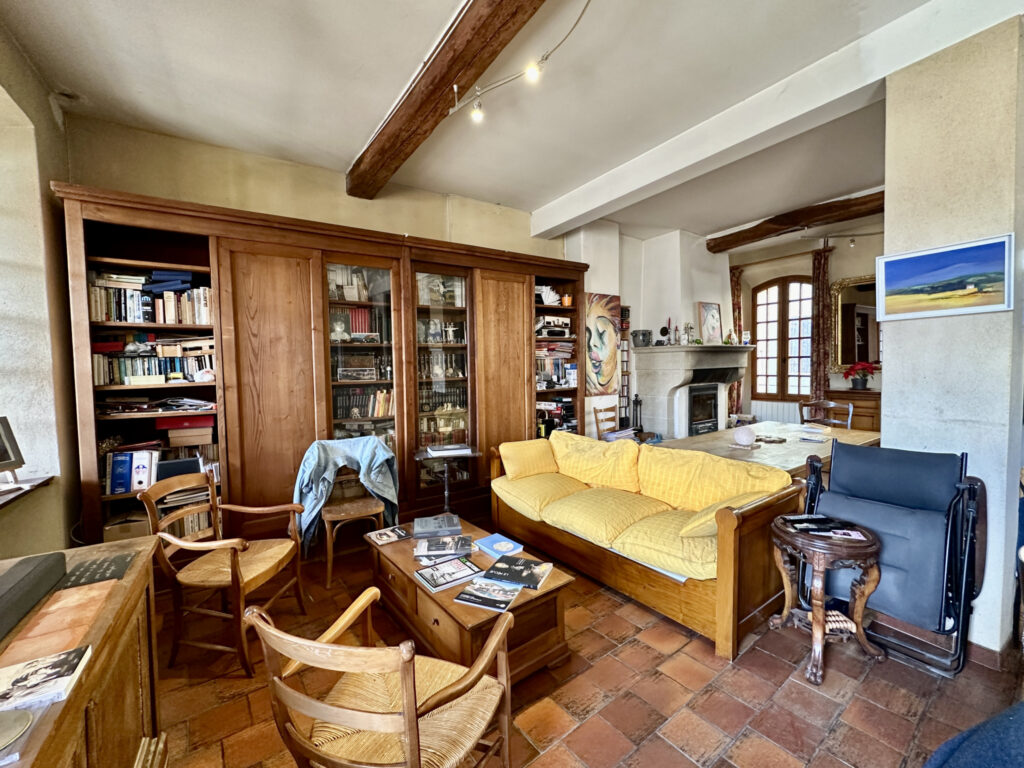 Grande maison de village avec accès à la rivière – 8 pièces – 3 chambres – 168 m²