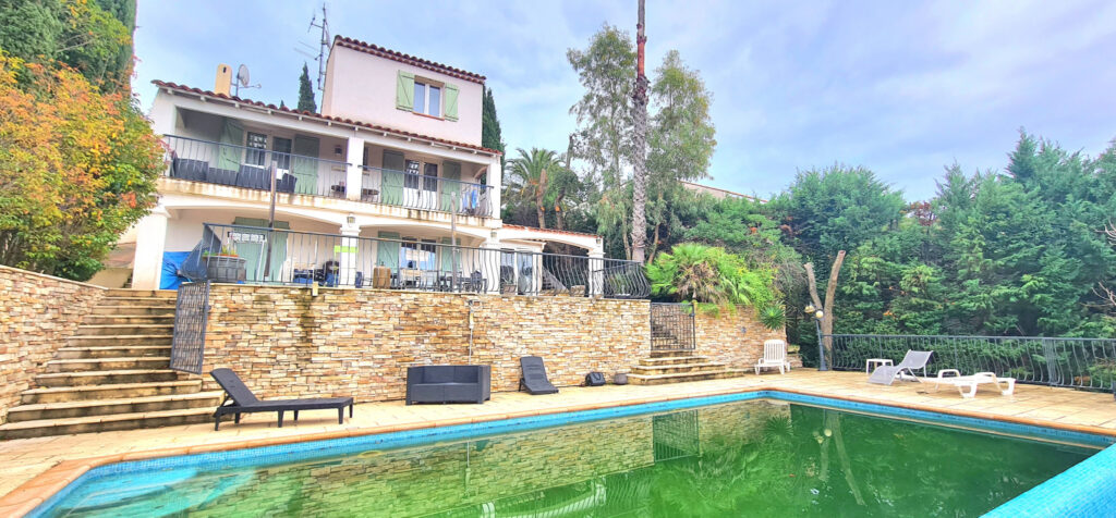 Villa individuelle avec piscine à débordement – 7 pièces – 5 chambres – 146 m²