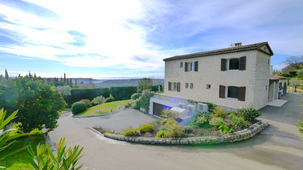 PROPRIETE AVEC VUE MER – 8 pièces – 5 chambres – 200 m²