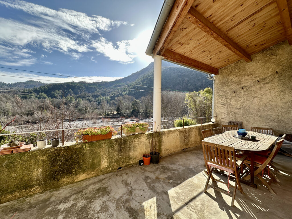 Grande maison de village avec accès à la rivière – 8 pièces – 3 chambres – 168 m²