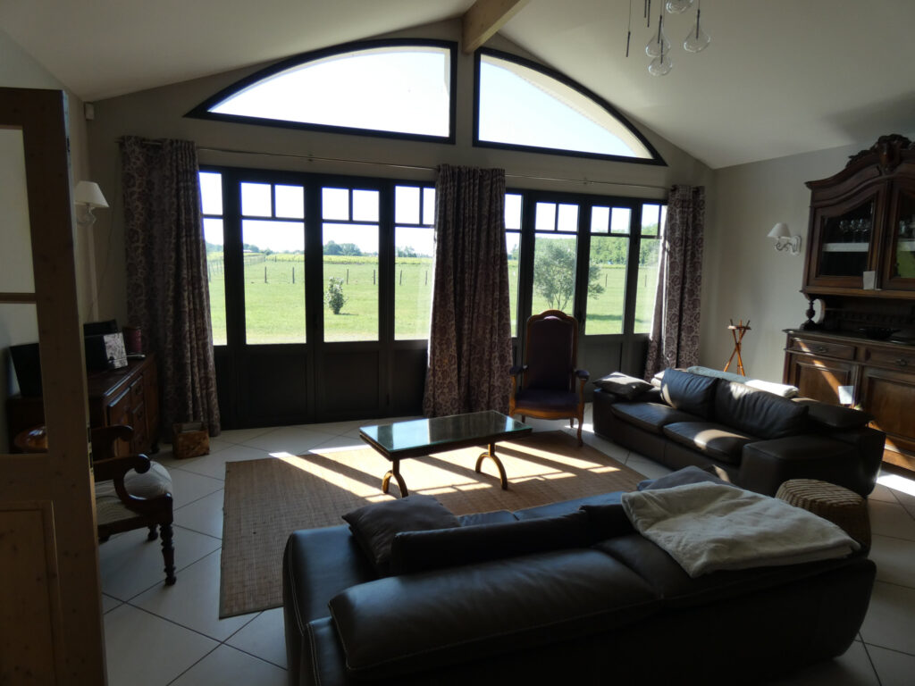 8 hectares, maison d’architecte et dépendances – 12 pièces – 4 chambres – 238 m²