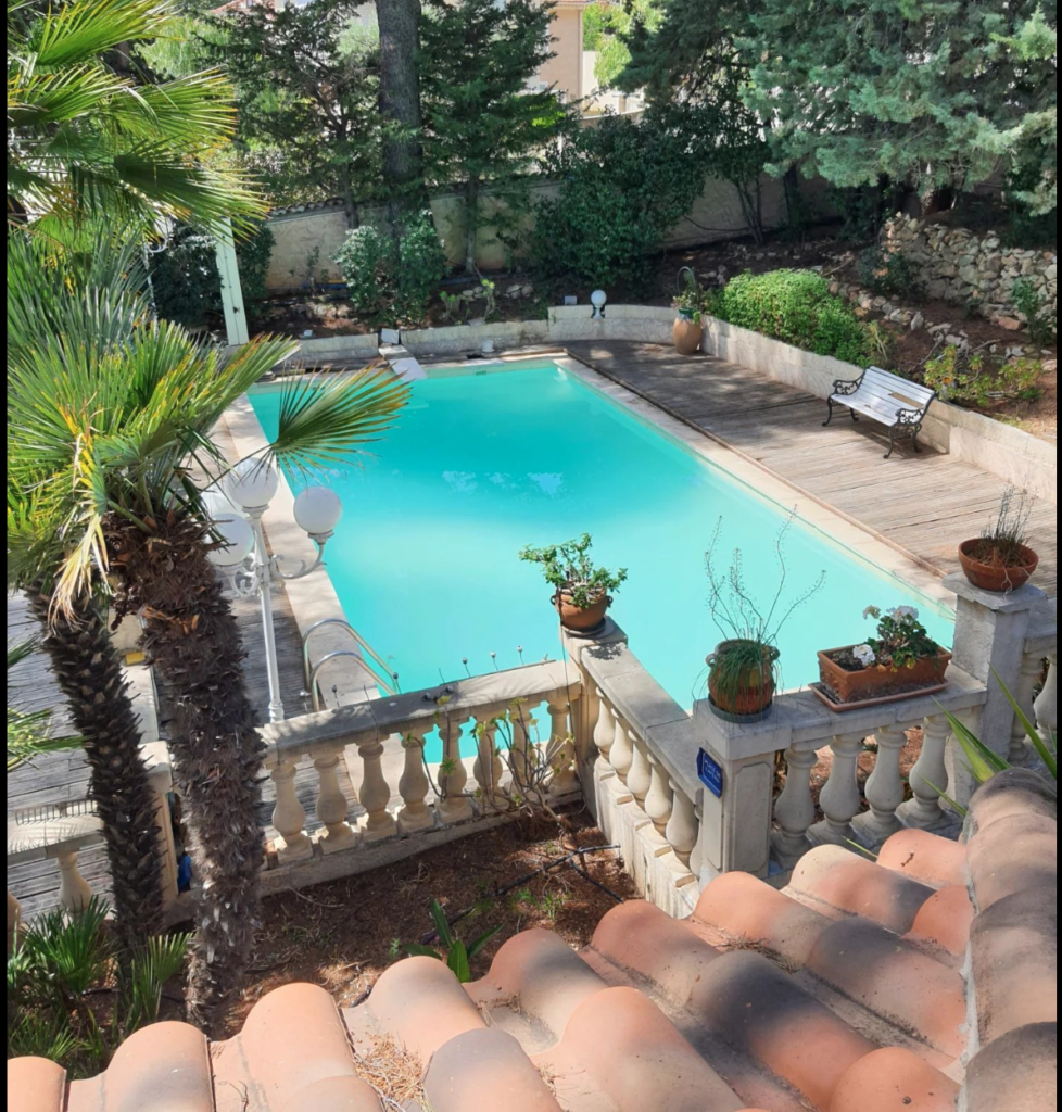 Vente Bandol (83), Villa provençale de 259 m2 sur 3 niveaux  – 12 pièces – 9 chambres – 258.79 m²