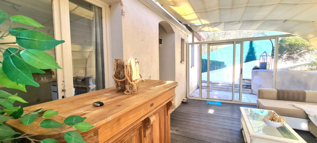 Villa individuelle avec piscine à débordement – 7 pièces – 5 chambres – 146 m²