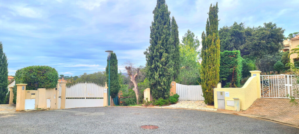 Villa individuelle avec piscine à débordement – 7 pièces – 5 chambres – 146 m²