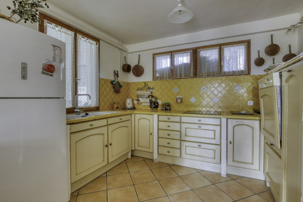 Vente Bandol (83), Villa provençale de 259 m2 sur 3 niveaux  – 12 pièces – 9 chambres – 258.79 m²