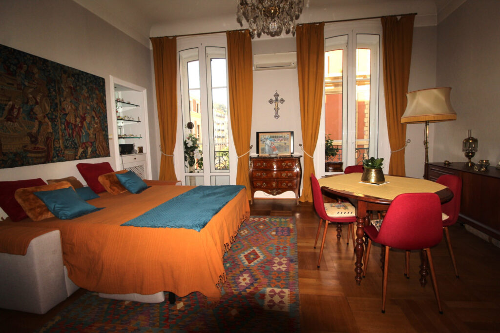 Palace bord de mer centre ville Menton – 2 pièces – 1 chambre – 96 m²