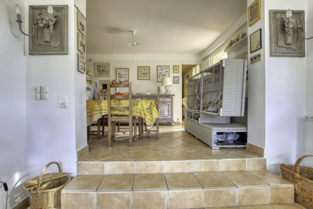 Vente Bandol (83), Villa provençale de 259 m2 sur 3 niveaux  – 12 pièces – 9 chambres – 258.79 m²