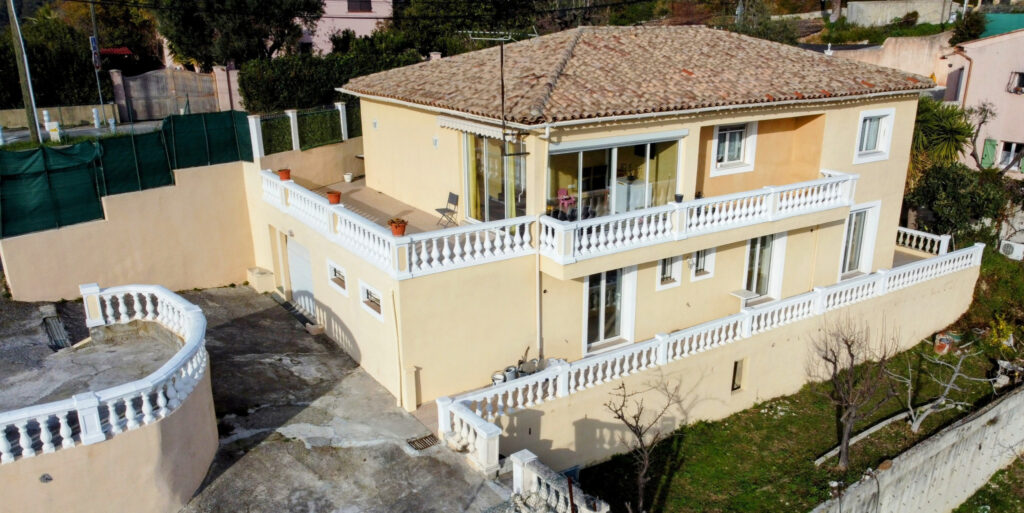 Maison de 166.8 m2 sur un terrain de 7054m2 – La Gaude (0661 – 7 pièces – 5 chambres – 166.8 m²