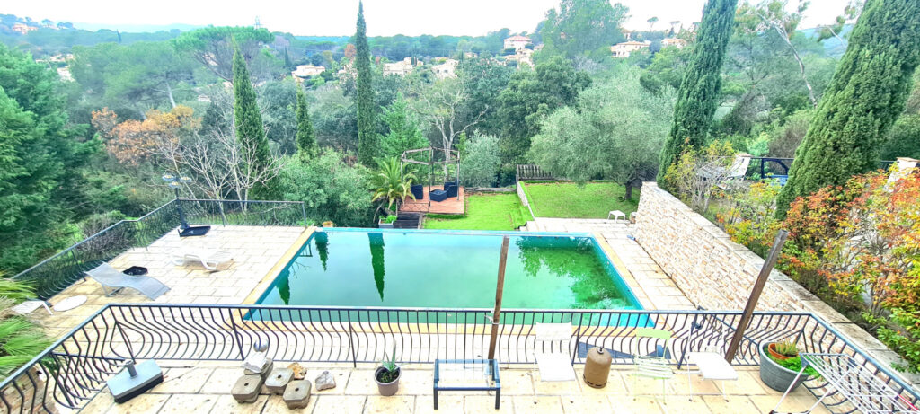Villa individuelle avec piscine à débordement – 7 pièces – 5 chambres – 146 m²