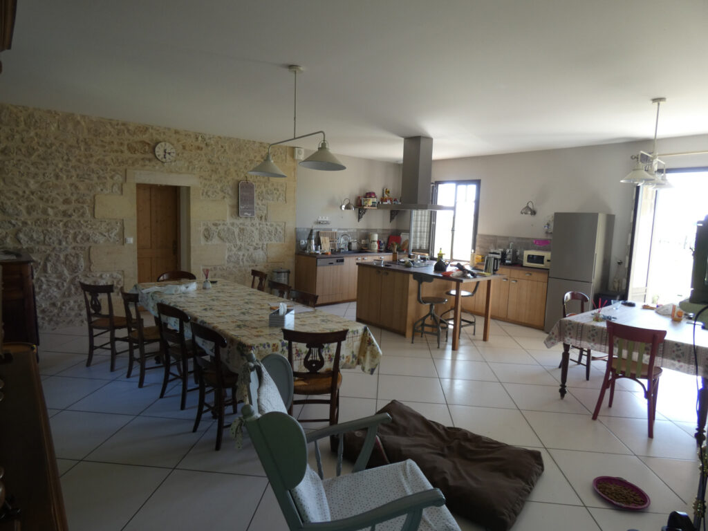 8 hectares, maison d’architecte et dépendances – 12 pièces – 4 chambres – 238 m²