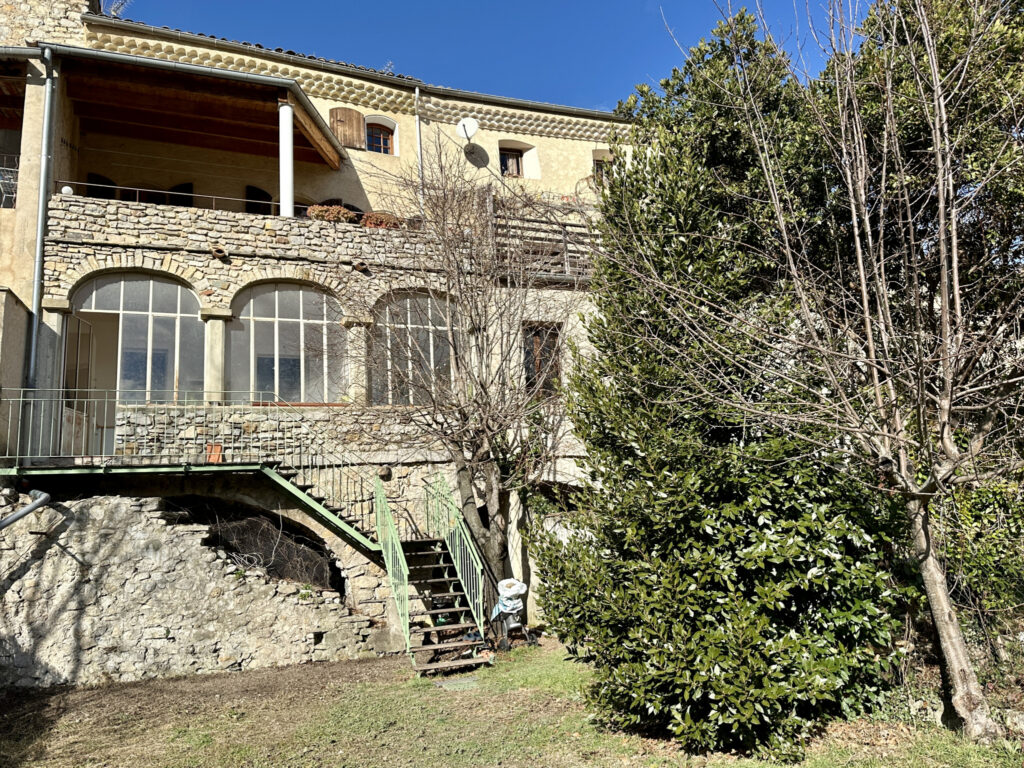 Grande maison de village avec accès à la rivière – 8 pièces – 3 chambres – 168 m²