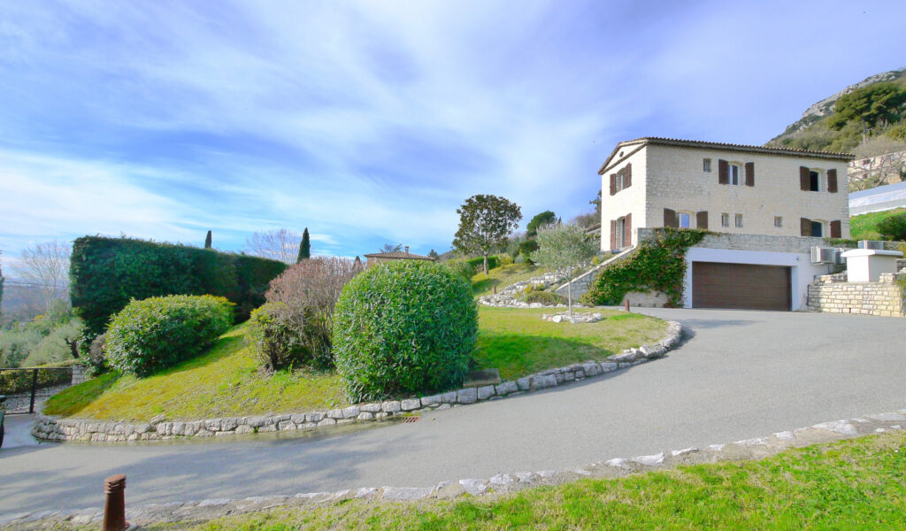 PROPRIETE AVEC VUE MER – 8 pièces – 5 chambres – 200 m²