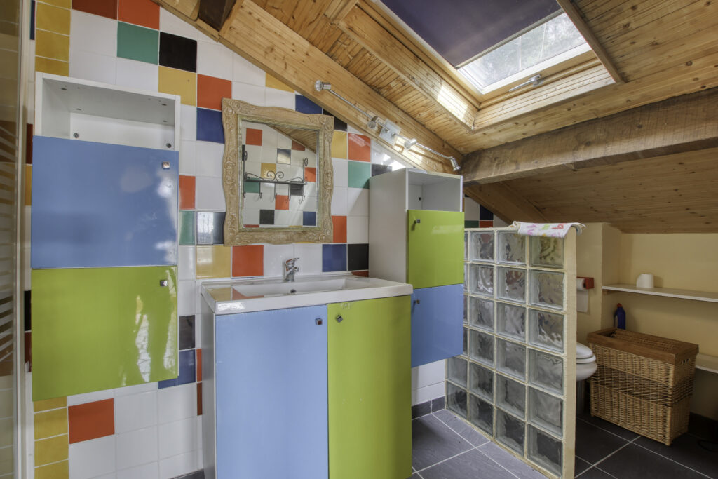 Vente Bandol (83), Villa provençale de 259 m2 sur 3 niveaux  – 12 pièces – 9 chambres – 258.79 m²