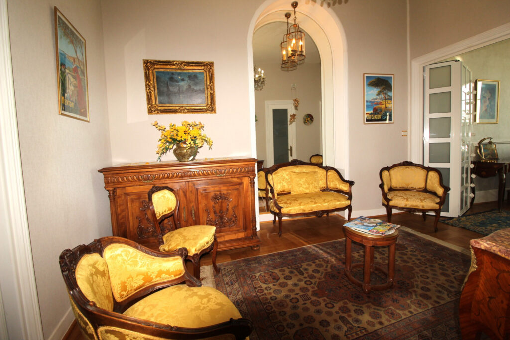 Palace bord de mer centre ville Menton – 2 pièces – 1 chambre – 96 m²