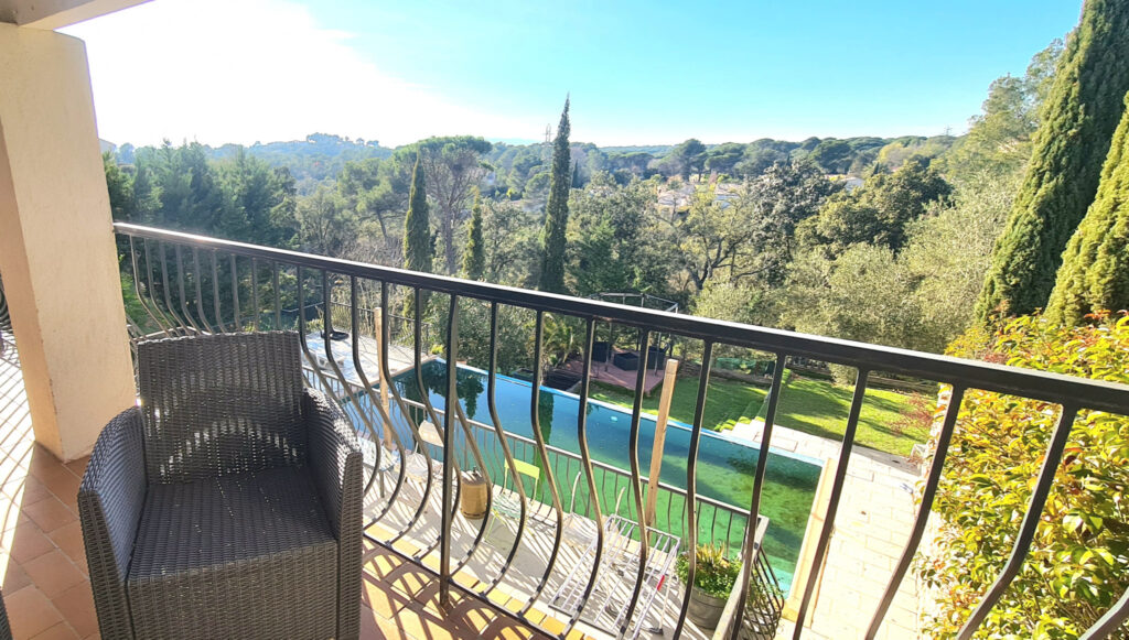 Villa individuelle avec piscine à débordement – 7 pièces – 5 chambres – 146 m²