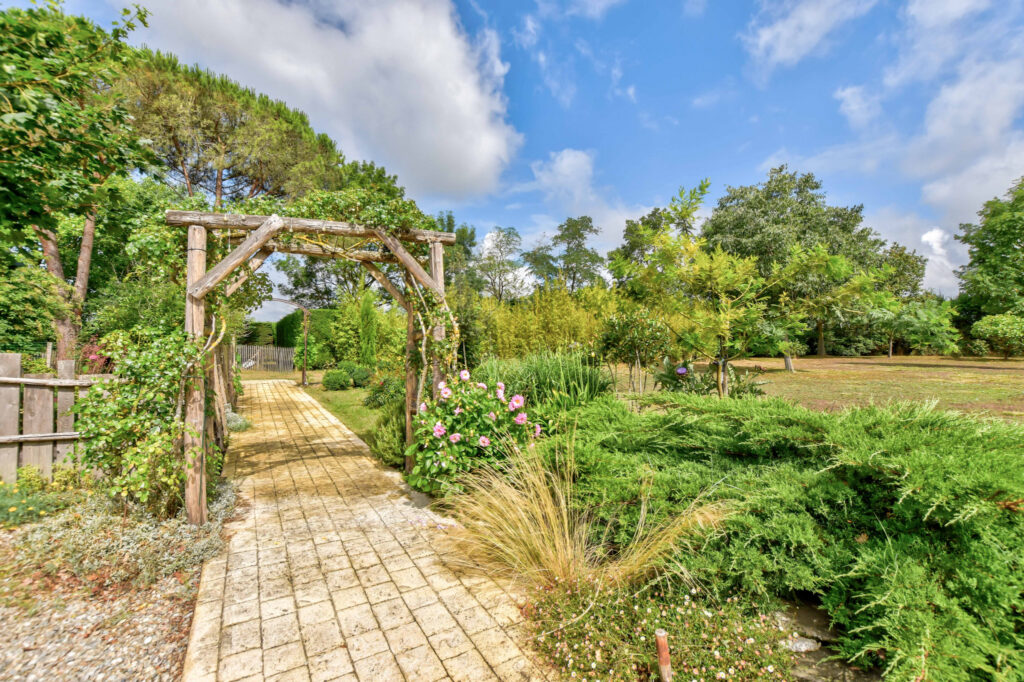 La tranquillité à l’état pur… – 14 pièces – 10 chambres – 541 m²