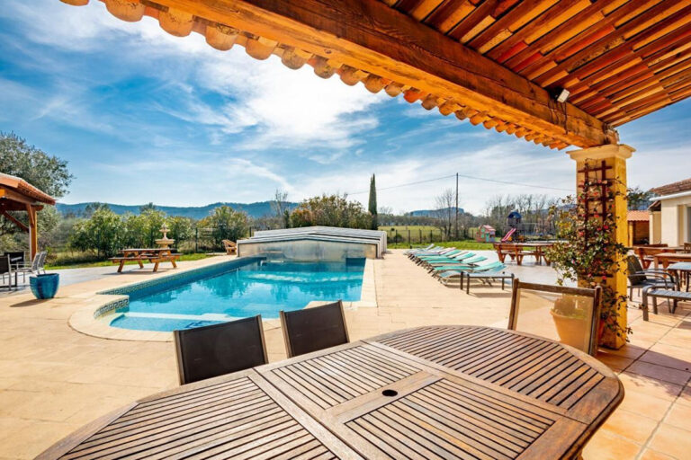 A BAGNOLS-EN-FORET, villa de 270 m2 sur 11 000 m2 de terrai – 11 pièces – 9 chambres – 270 m²