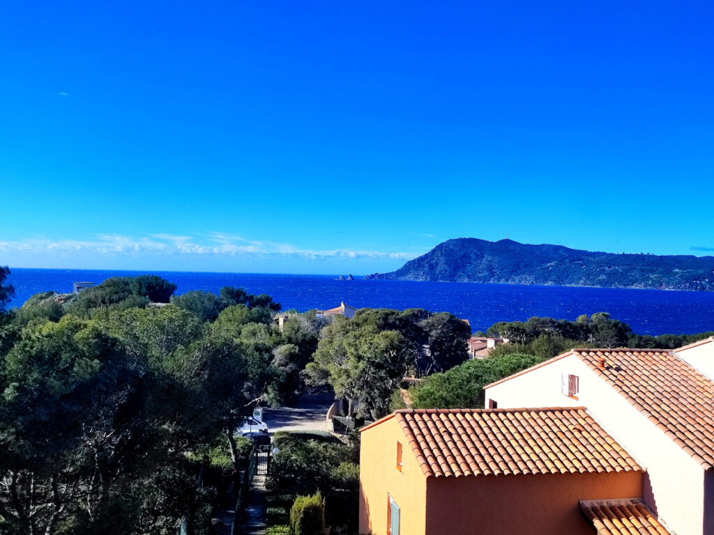 Appartement T3 – DUPLEX- meublé !  pleine vue mer + parking  – 3 pièces – 2 chambres – 40 m²