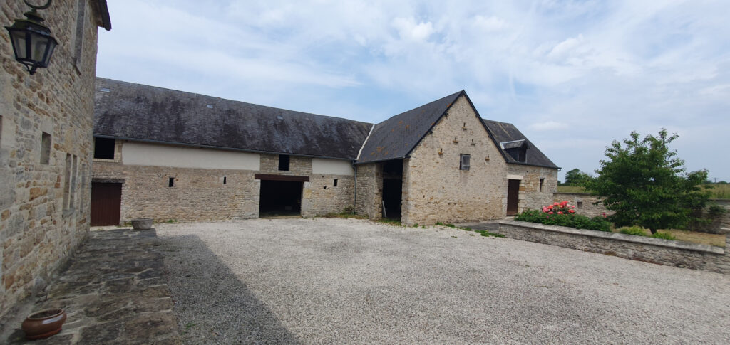 BELLE FERME FORTIFIEE  VUE SUR LES MARAIS – 7 pièces – 4 chambres – 207 m²