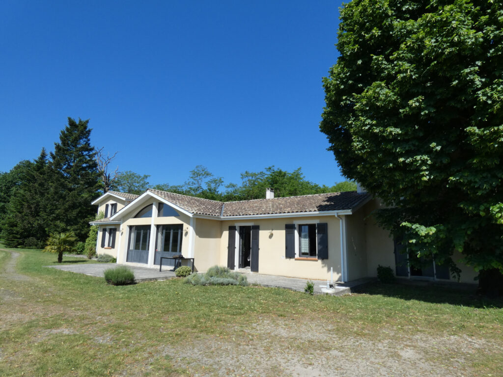 8 hectares, maison d’architecte et dépendances – 12 pièces – 4 chambres – 238 m²