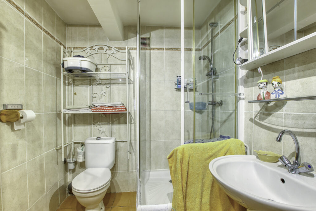 Vente Bandol (83), Villa provençale de 259 m2 sur 3 niveaux  – 12 pièces – 9 chambres – 258.79 m²