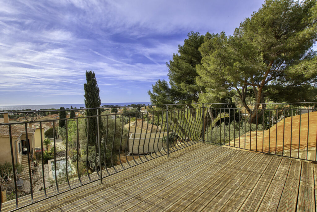Vente Bandol (83), Villa provençale de 259 m2 sur 3 niveaux  – 12 pièces – 9 chambres – 258.79 m²