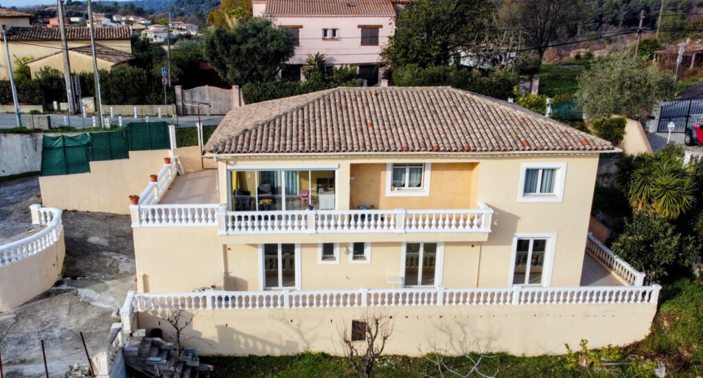 Maison de 166.8 m2 sur un terrain de 7054m2 – La Gaude (0661 – 7 pièces – 5 chambres – 166.8 m²