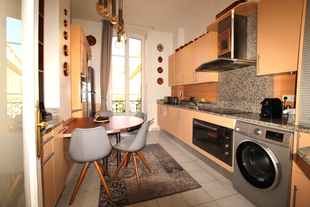 Palace bord de mer centre ville Menton – 2 pièces – 1 chambre – 96 m²