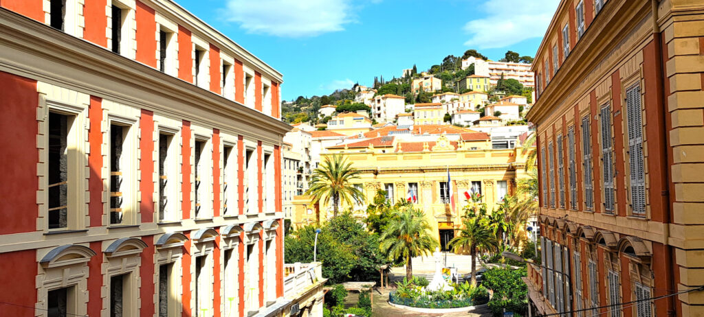 Palace bord de mer centre ville Menton – 2 pièces – 1 chambre – 96 m²