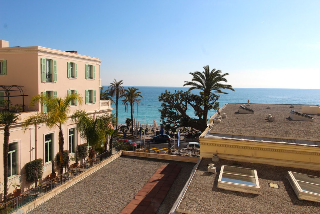 Palace bord de mer centre ville Menton – 2 pièces – 1 chambre – 96 m²