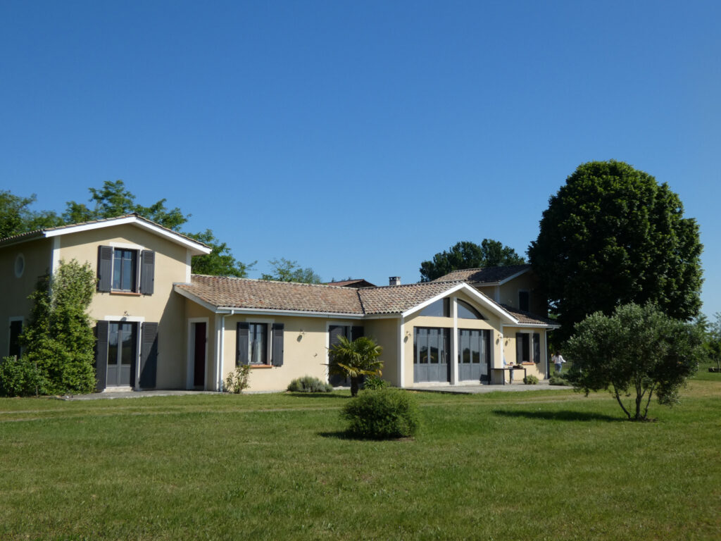 8 hectares, maison d’architecte et dépendances – 12 pièces – 4 chambres – 238 m²