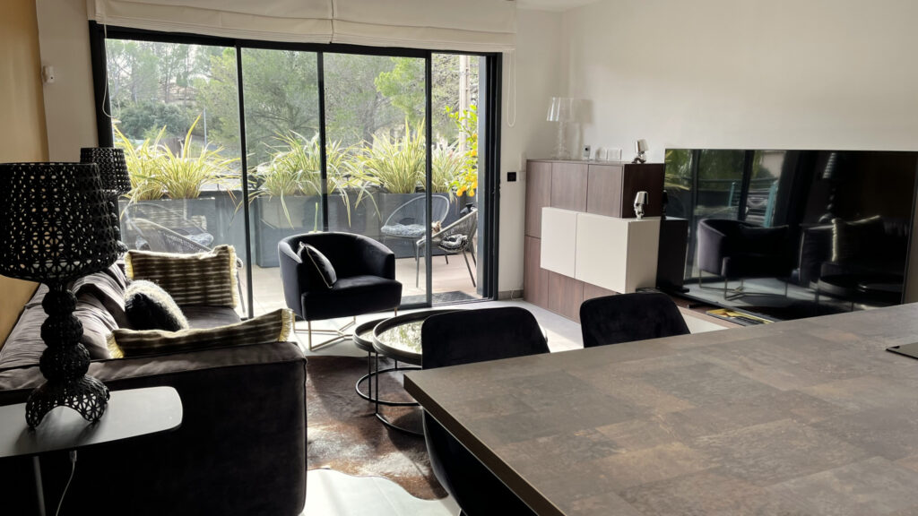 un appartement exceptionnel,91 m2 à SAINT RAPHAEL  avec des  – 3 pièces – 2 chambres – 91 m²