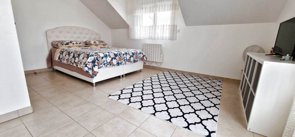 Villa de 160 m2 habitables sur 1168 m2 de terrain – 4 pièces – 3 chambres – 160 m²